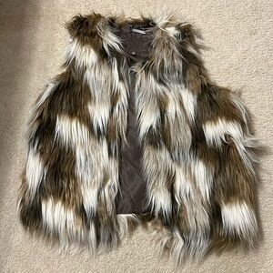 Faux Fur vest
Brown and white